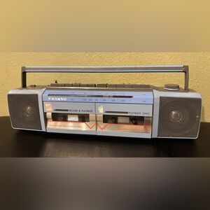 Vintage 80's RARE BLUE
Sanyo MS450 AMFM Stereo Radio Cassette Boombox 1980’s